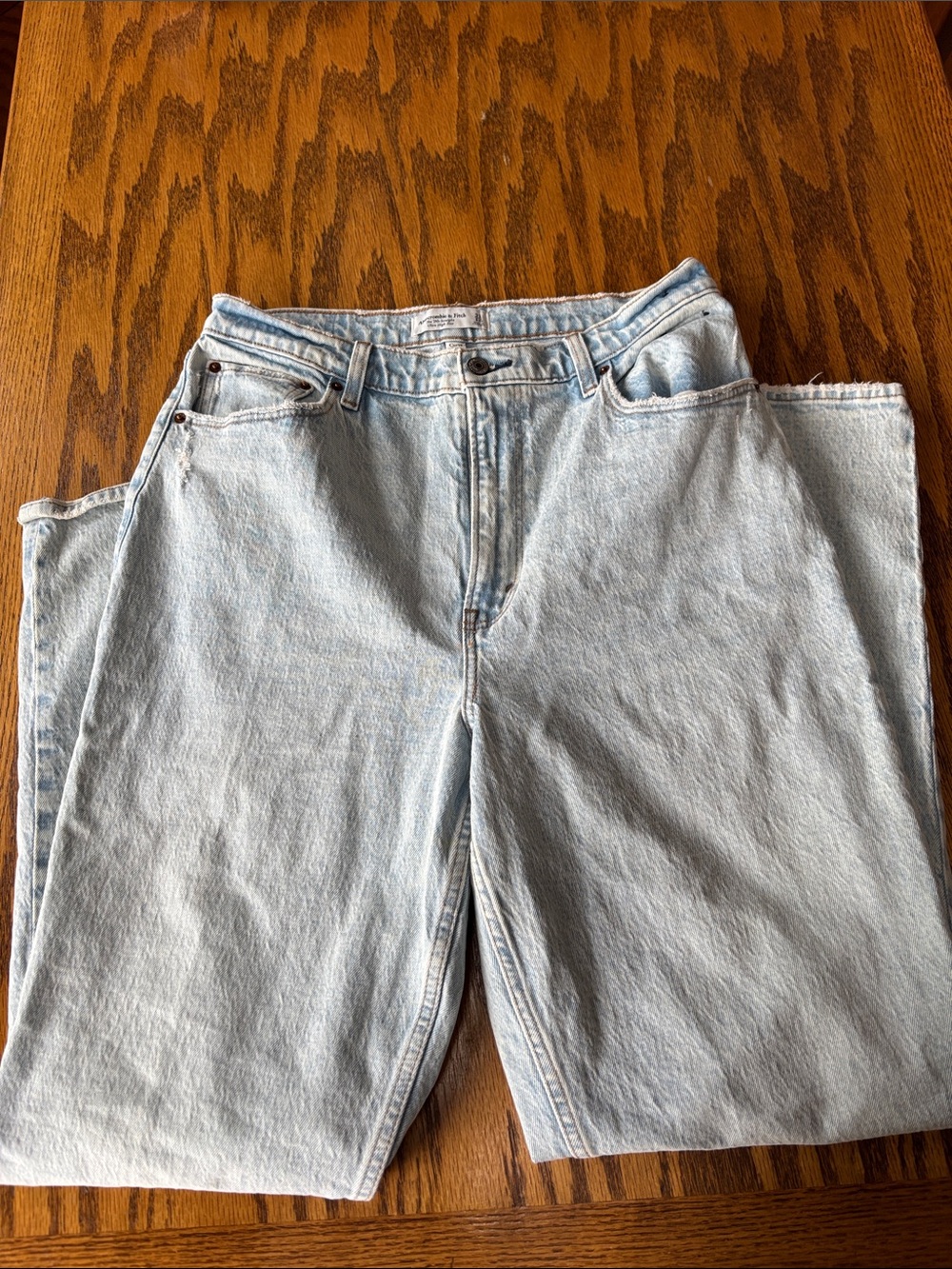 Abercrombie & Fitch Light Wash 90s straight jeans